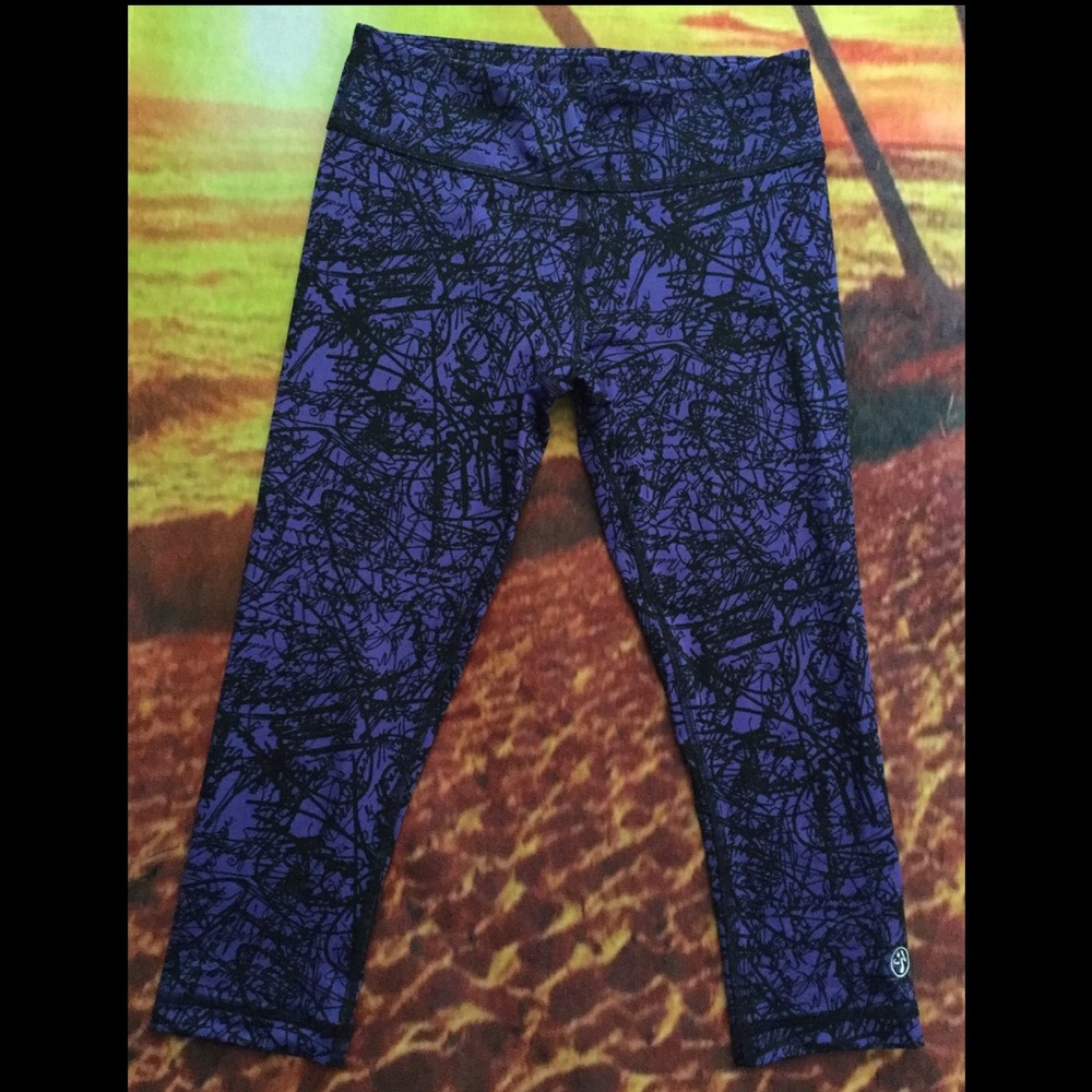 Zumba Wear Capri Leggings Size XSmall Purple/Black